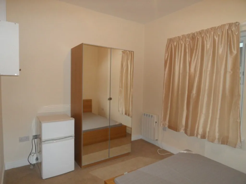 Room Grove Road in Greater London