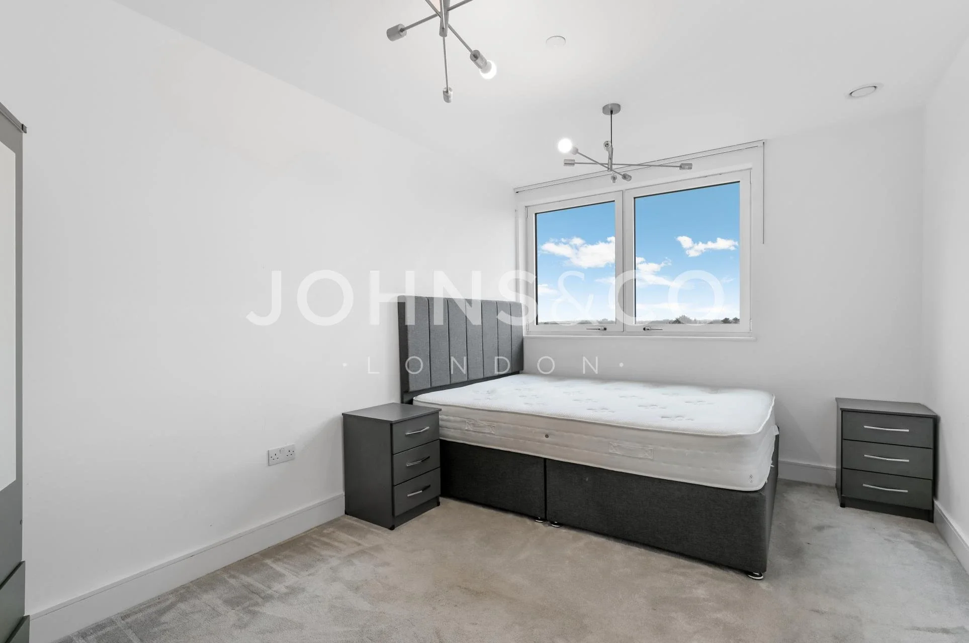 Flat Healum Avenue in Greater London