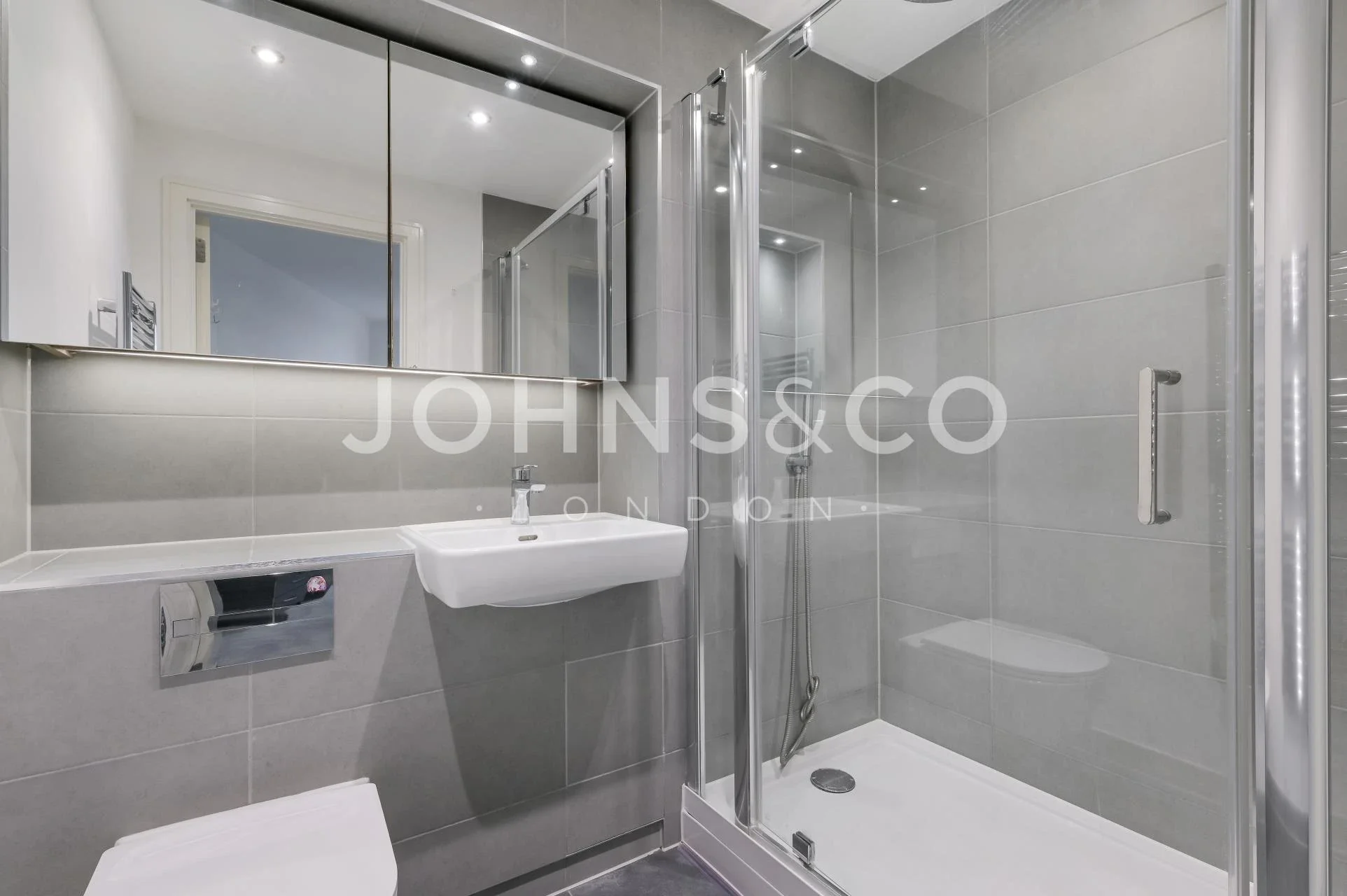 Flat Healum Avenue in Greater London