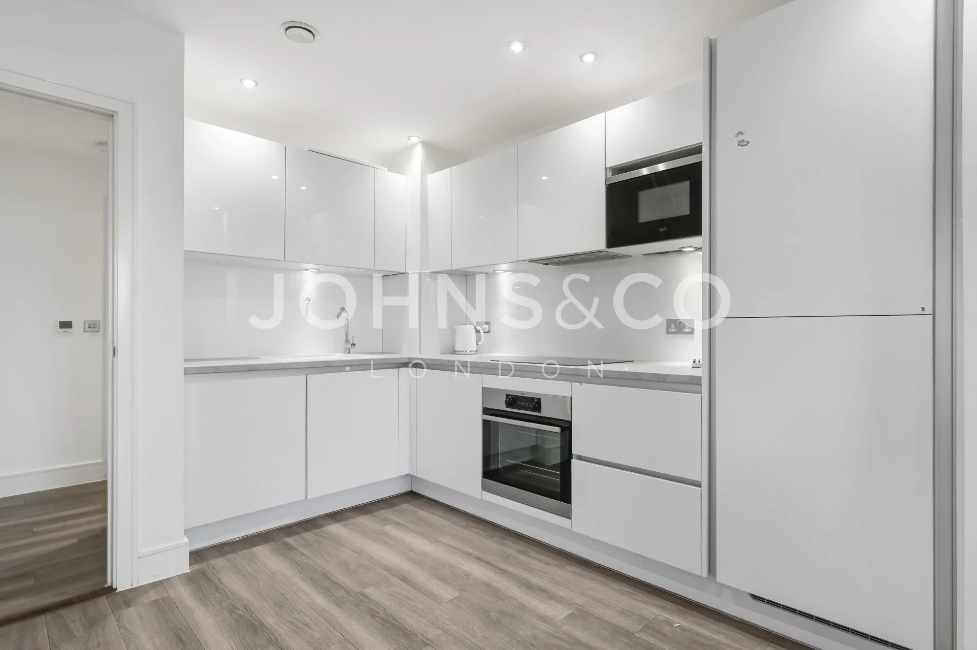 Flat Healum Avenue in Greater London