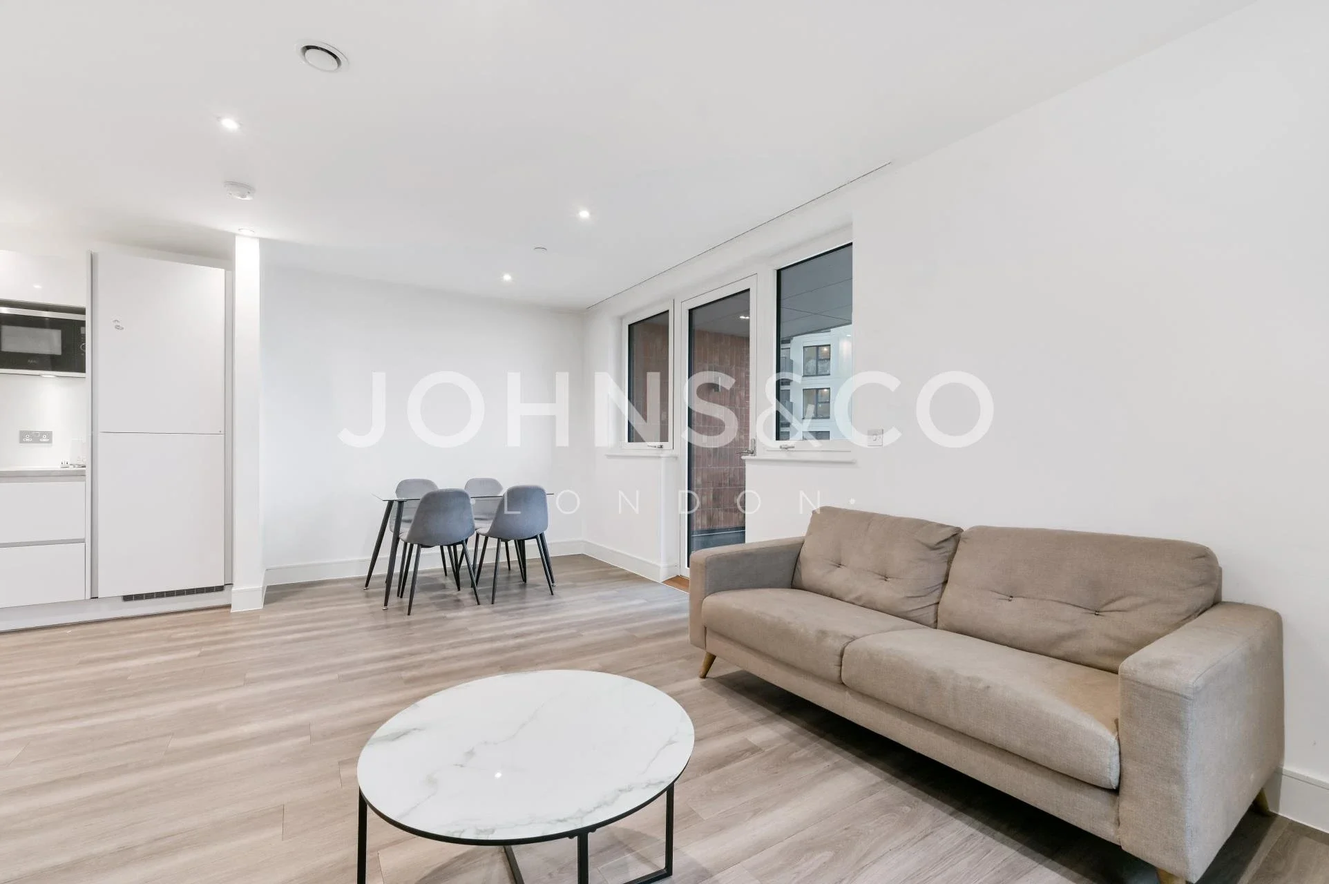 Flat Healum Avenue in Greater London