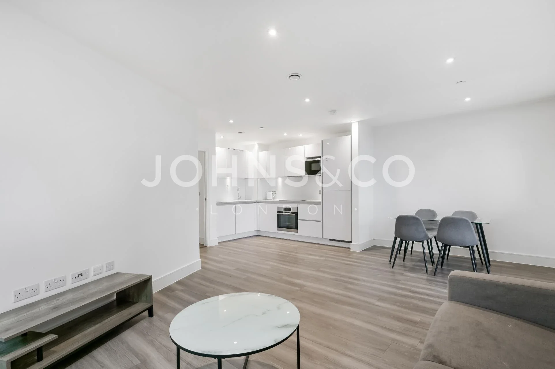Flat Healum Avenue in Greater London