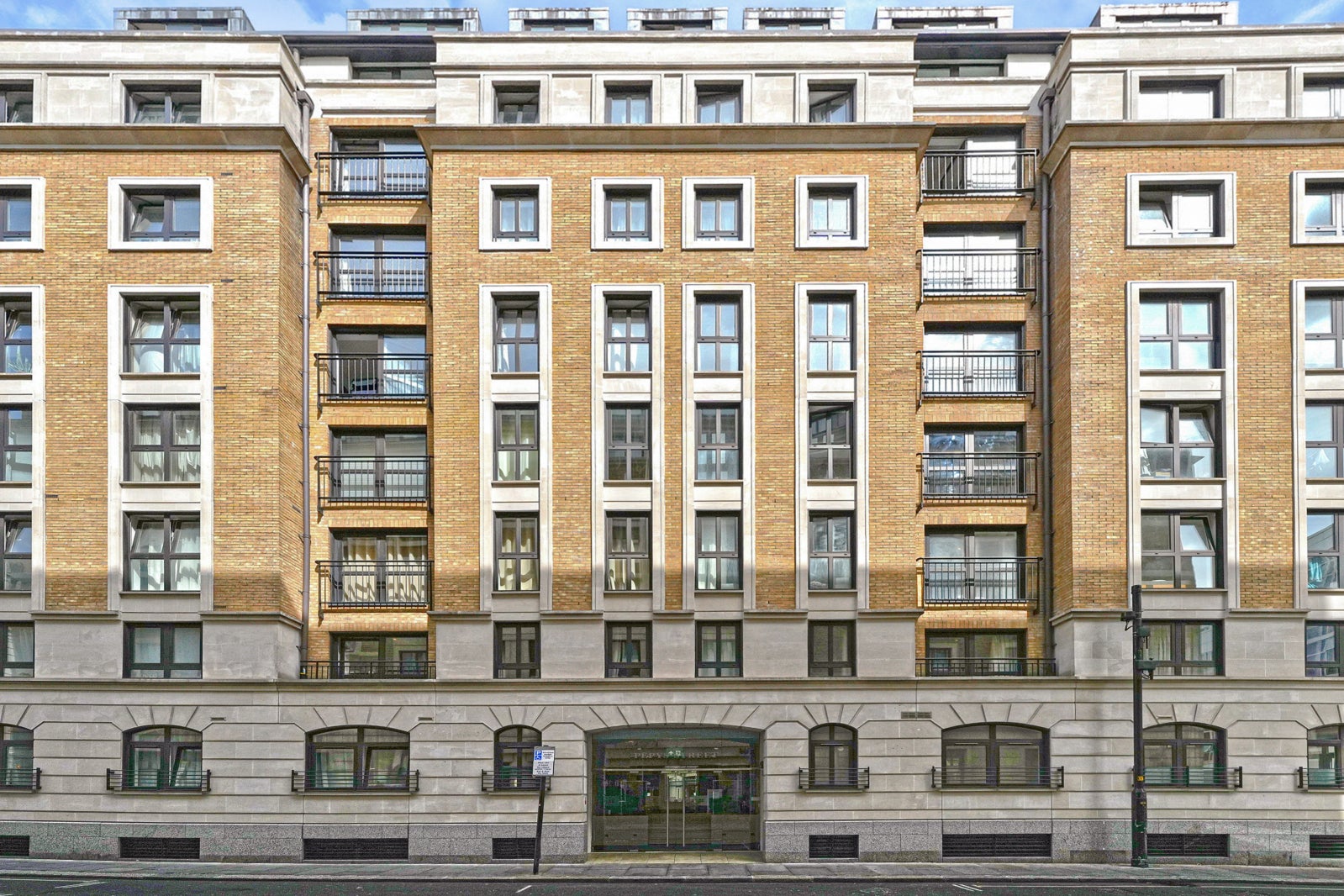 Flat Pepys Street in City of London