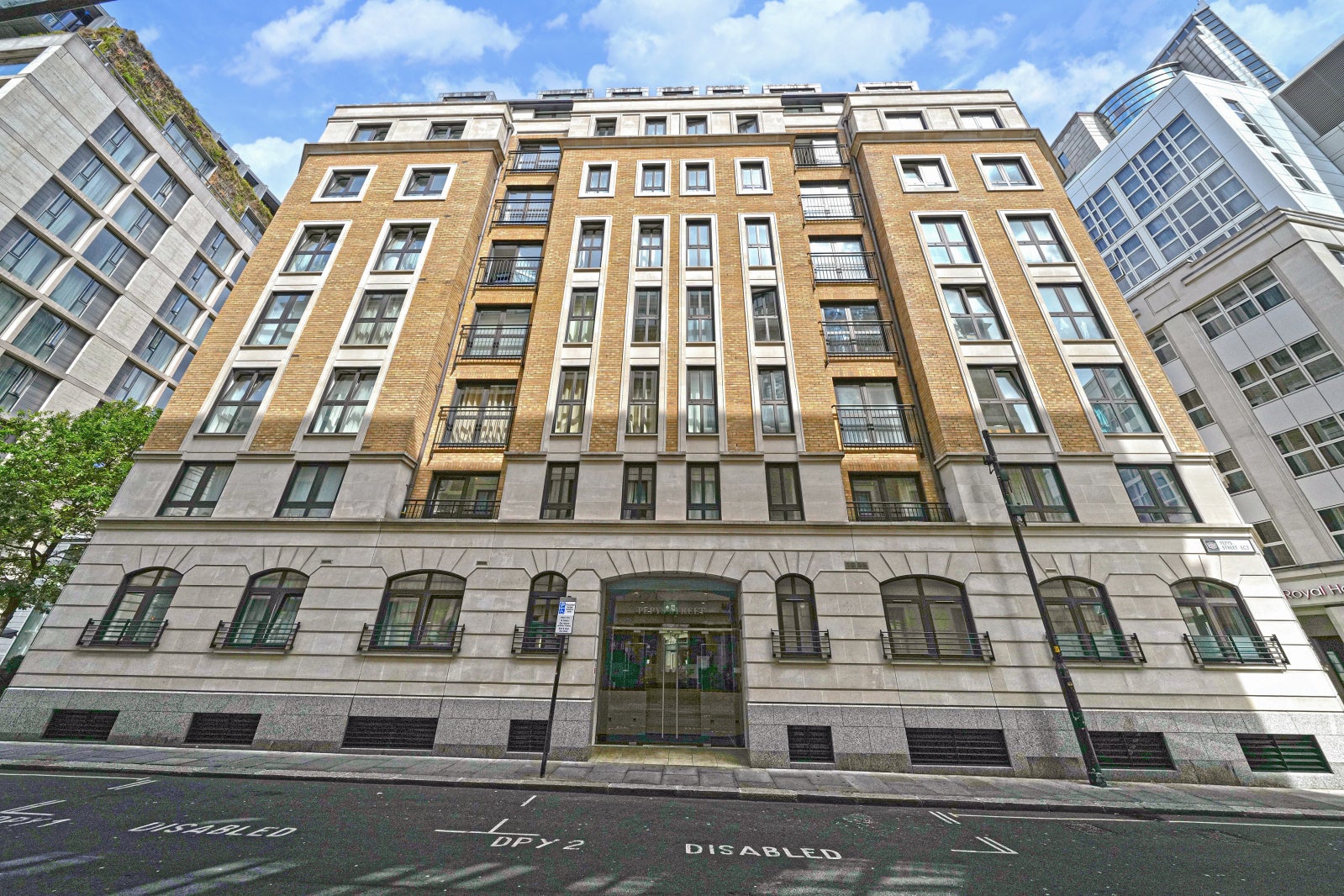 Flat Pepys Street in City of London