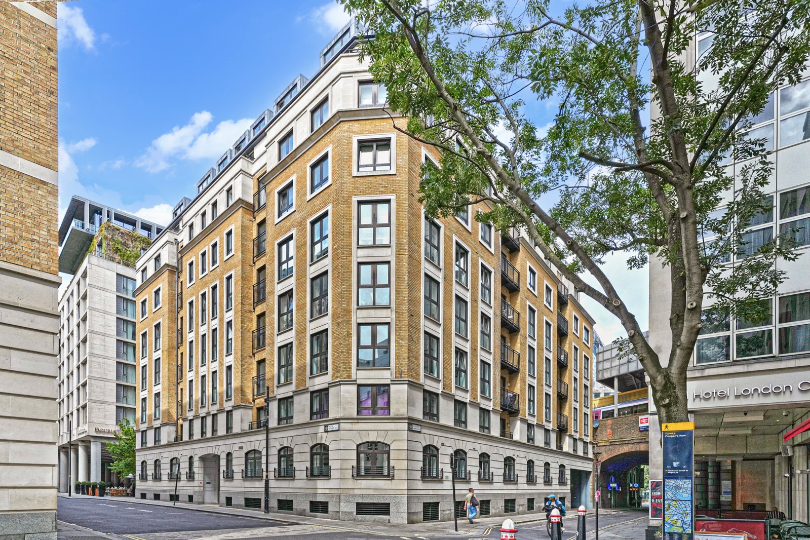Flat Pepys Street in City of London