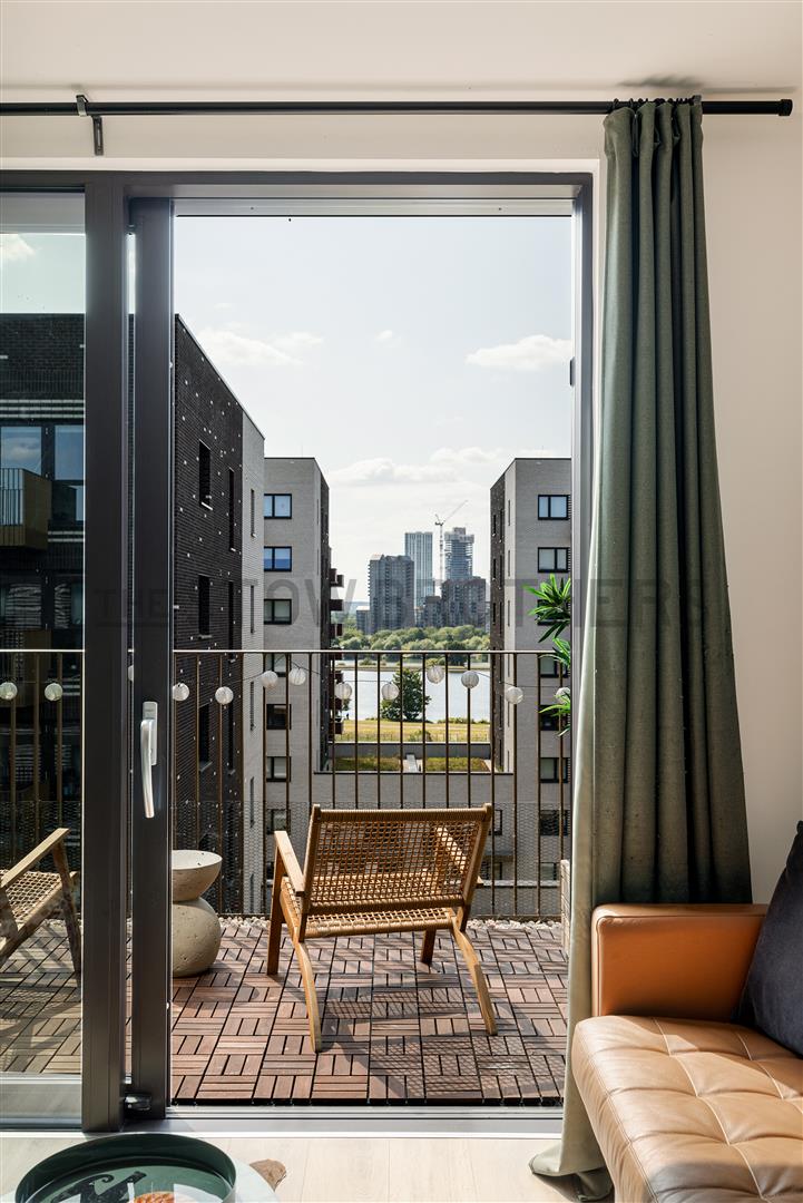Flat Vanguard Way in Greater London