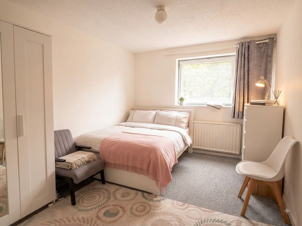 Flat Manor Road in Greater London
