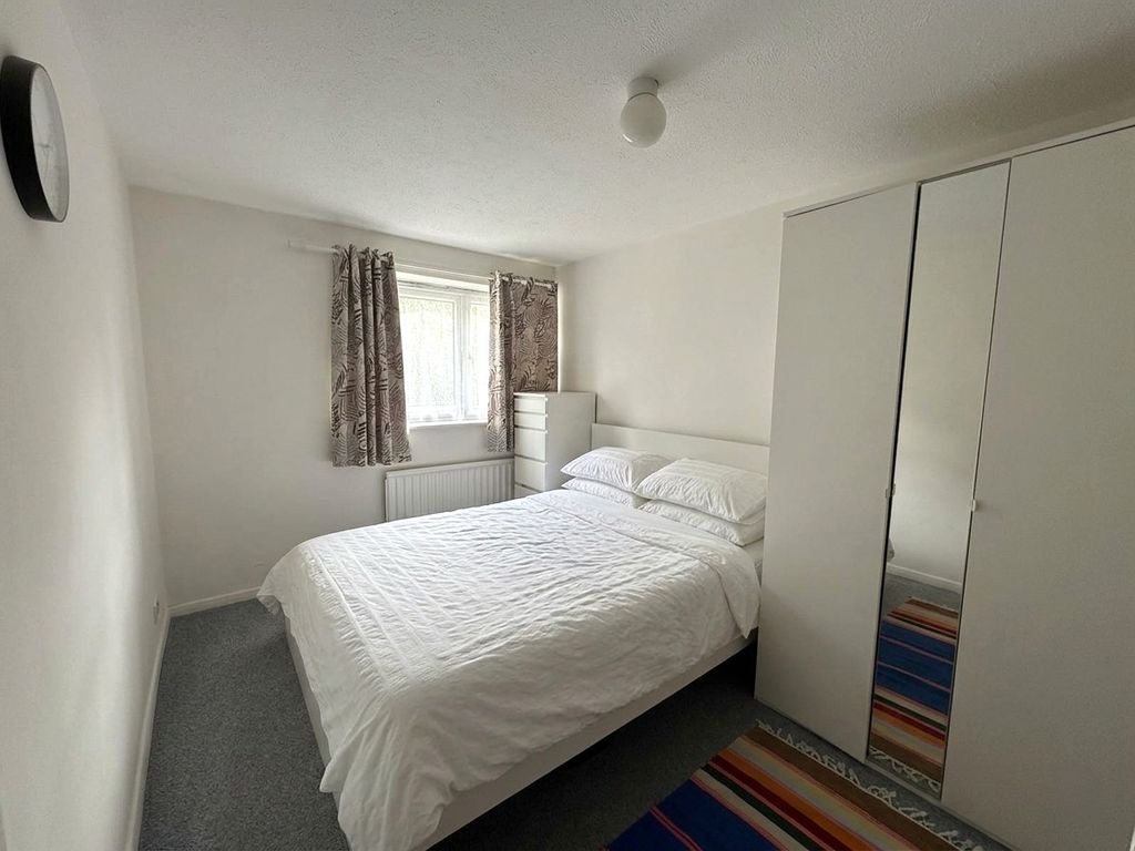 Flat Manor Road in Greater London