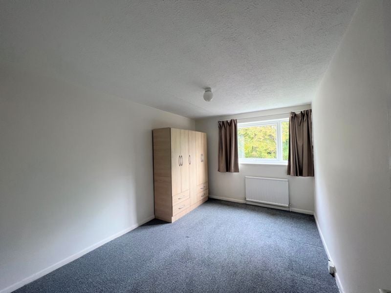 Flat Manor Road in Greater London