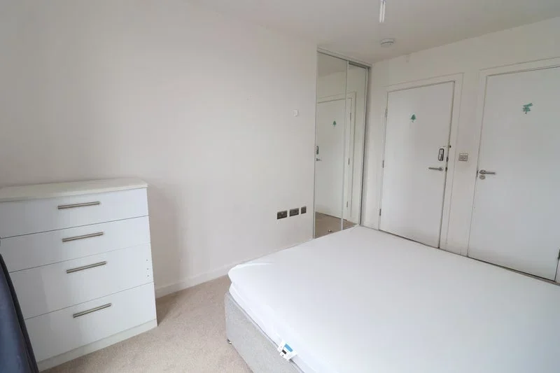 Room Larkwood Avenue in Greater London