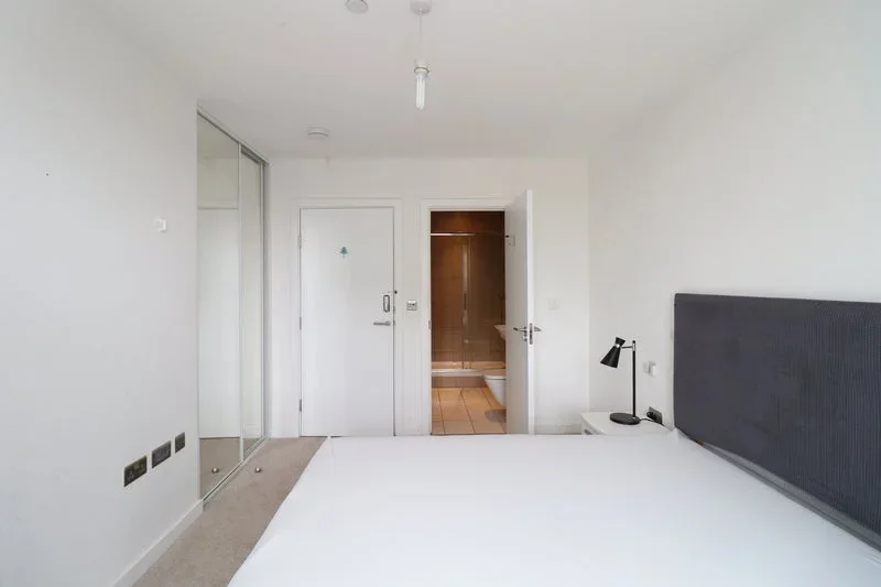 Room Larkwood Avenue in Greater London