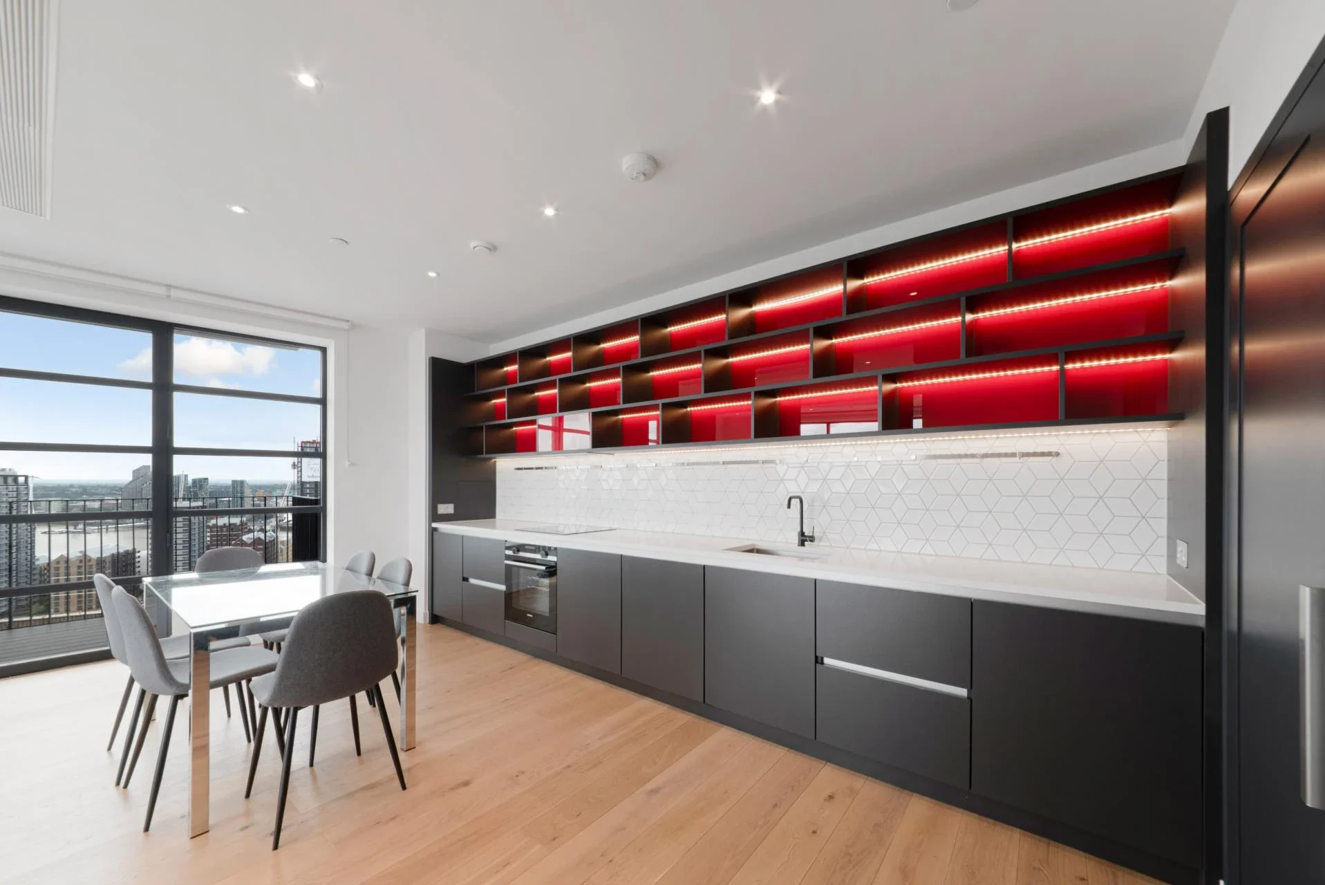 Flat City Island Way in Greater London