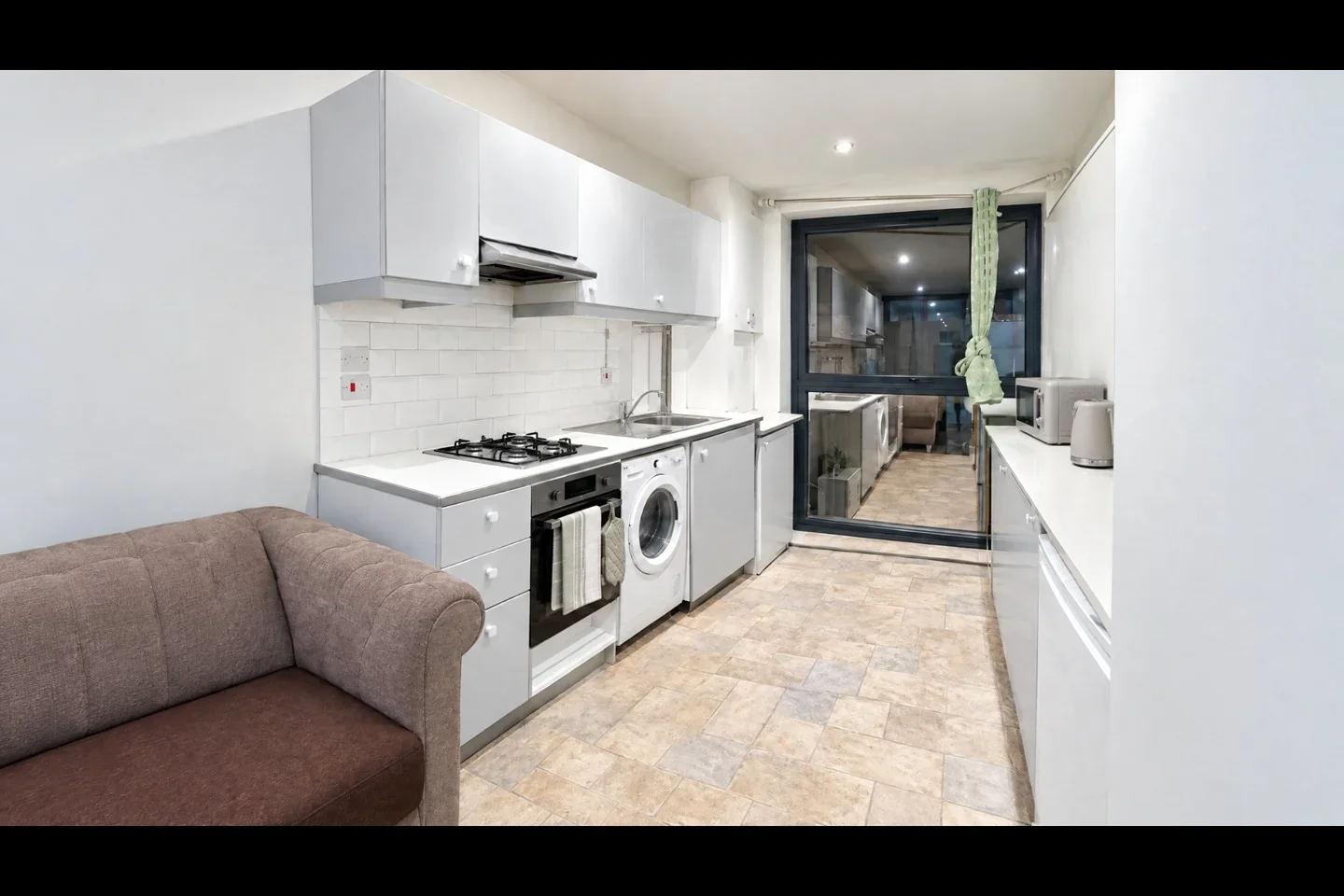 Room Mitcham Lane in Greater London