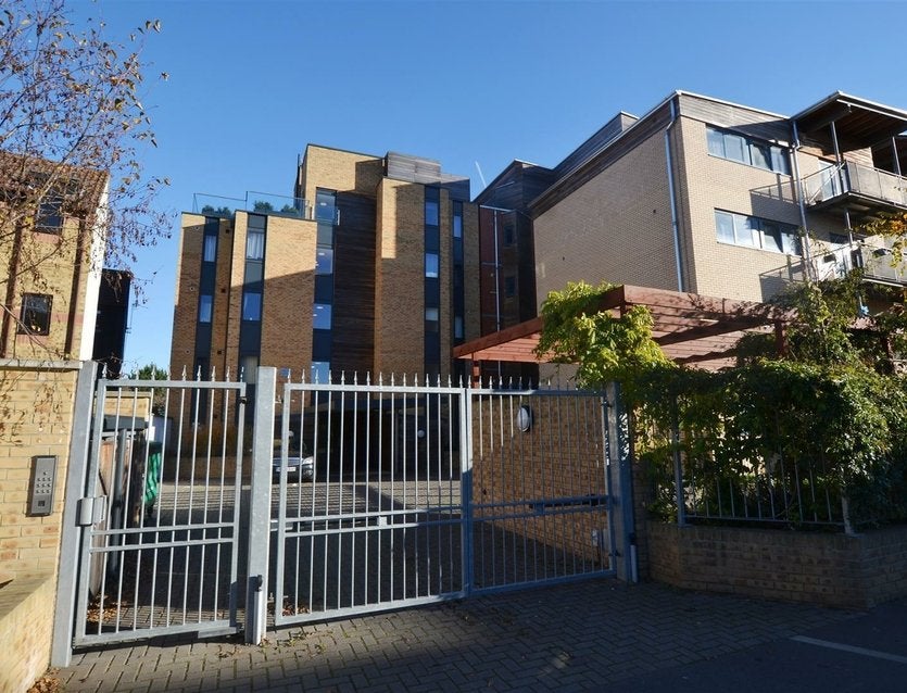 Flat Bentinck Road in Greater London