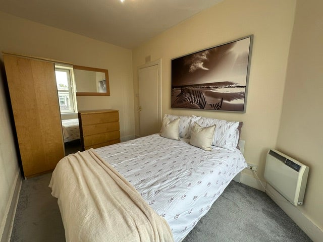 Flat Esslemont Avenue in Aberdeen City