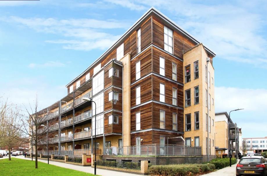 Flat Woodcote Road in Greater London