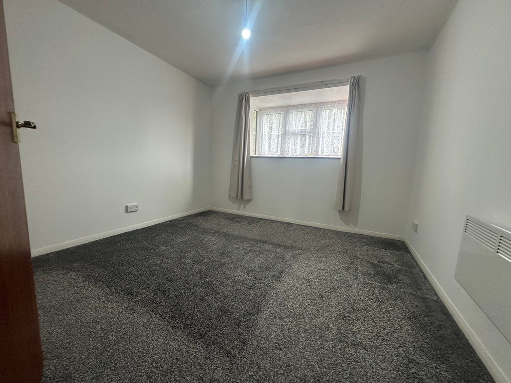 Flat Burdetts Road in Greater London