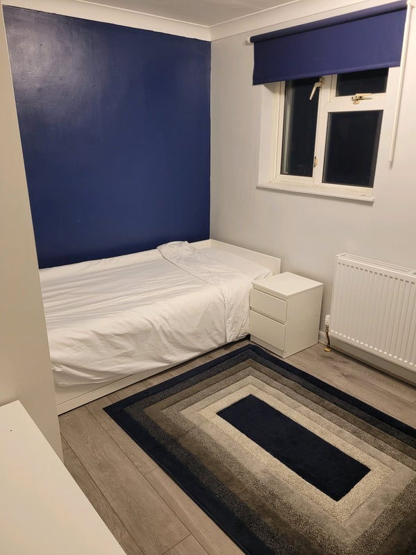 Room Dunsfold Way in Greater London