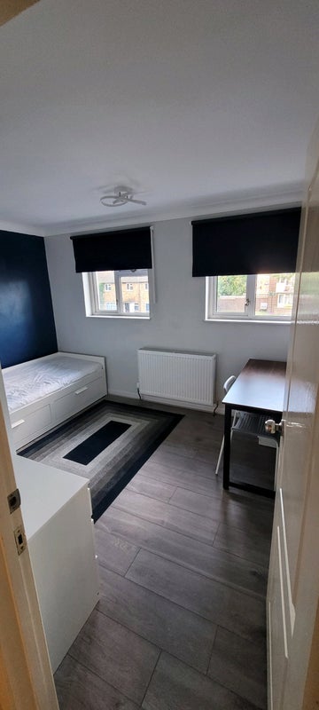 Room Dunsfold Way in Greater London