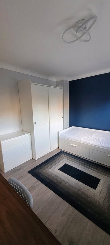 Room Dunsfold Way in Greater London