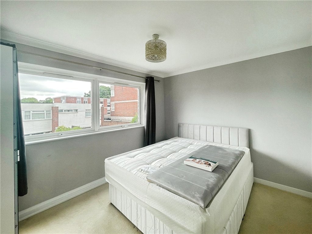 Flat Brantwood Gardens in Woking