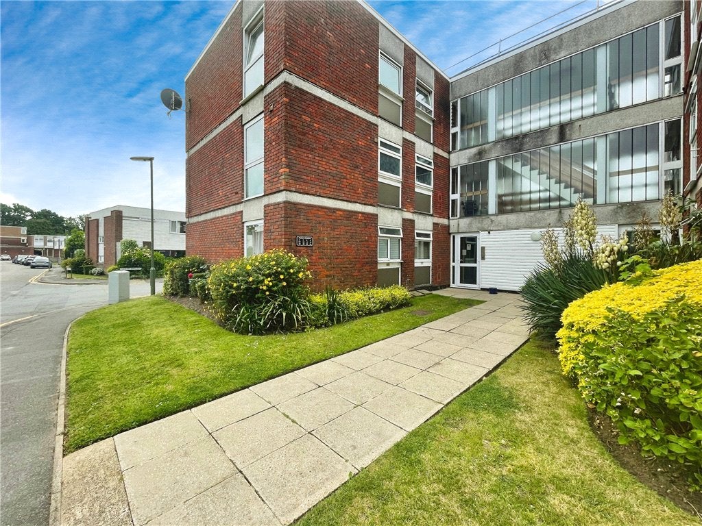 Flat Brantwood Gardens in Woking
