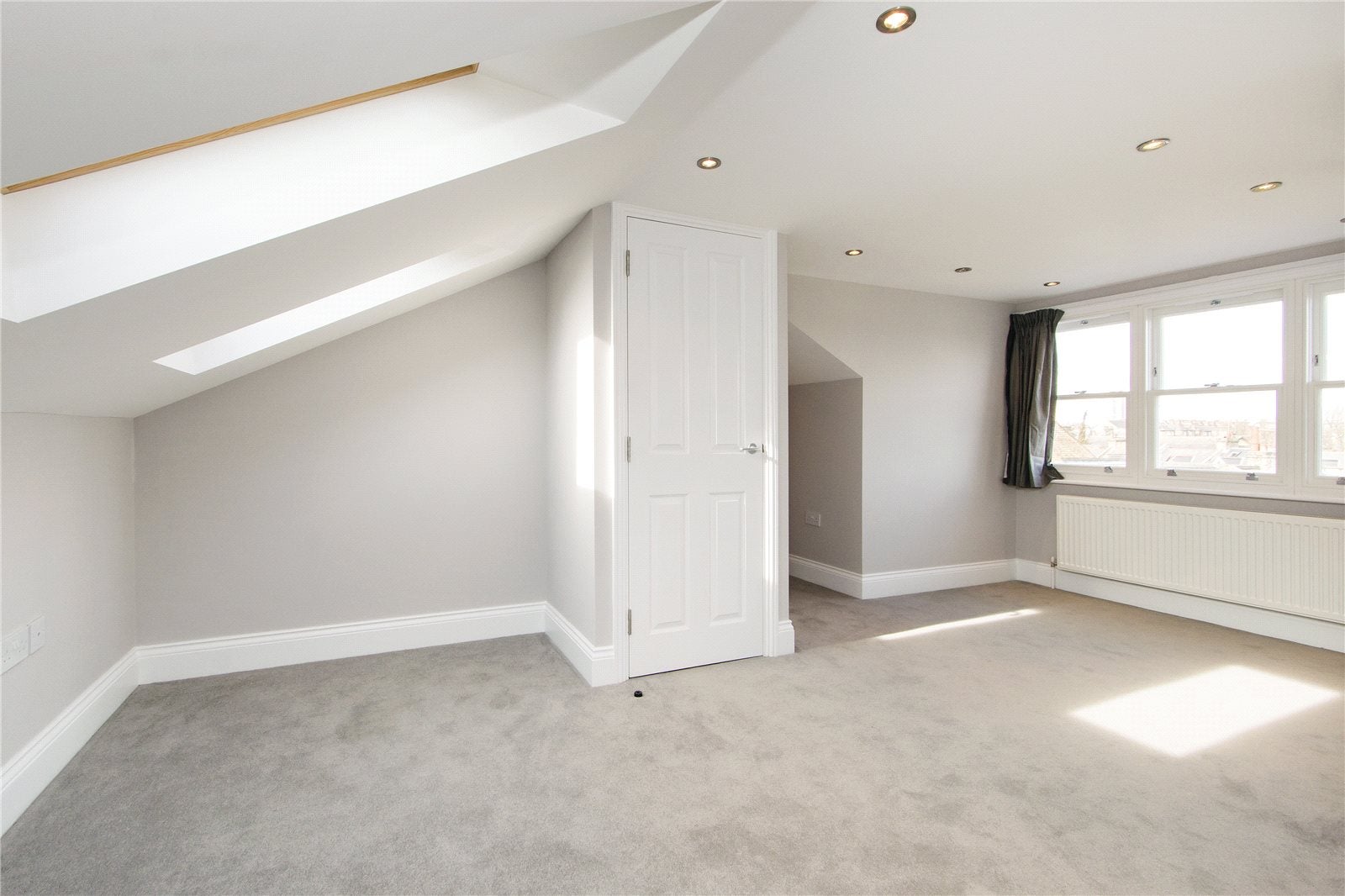 Flat Glenarm Road in Greater London