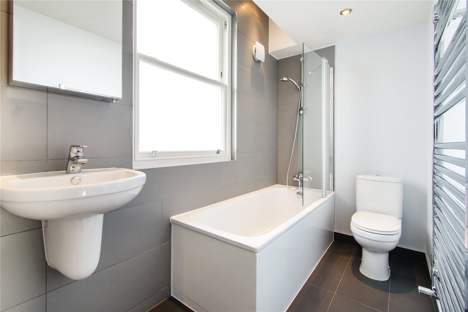 Flat Glenarm Road in Greater London