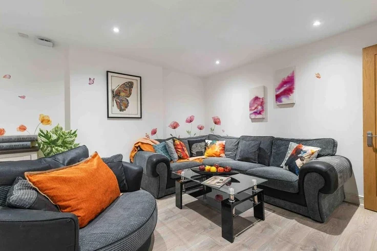 Flat Hall Place in City of Westminster