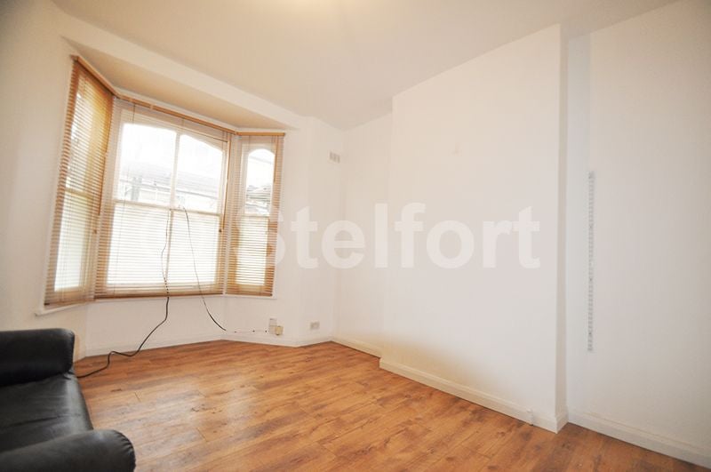 Flat Alexander Road in Greater London