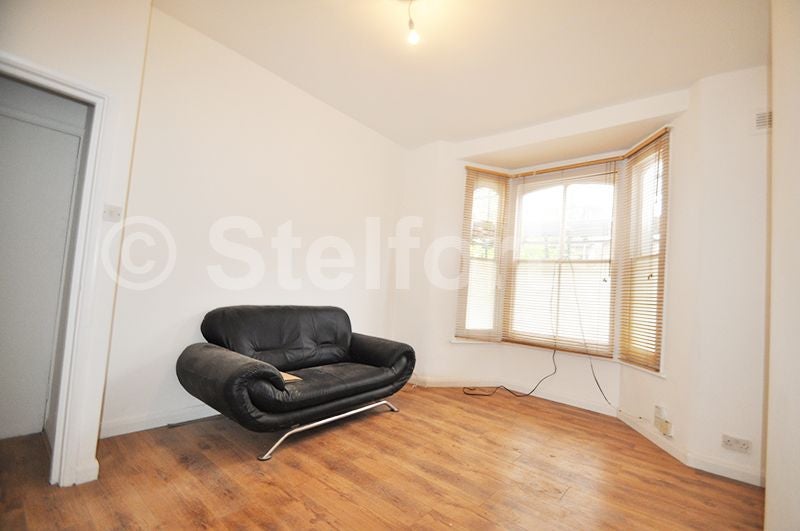 Flat Alexander Road in Greater London