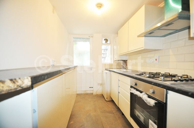 Flat Alexander Road in Greater London