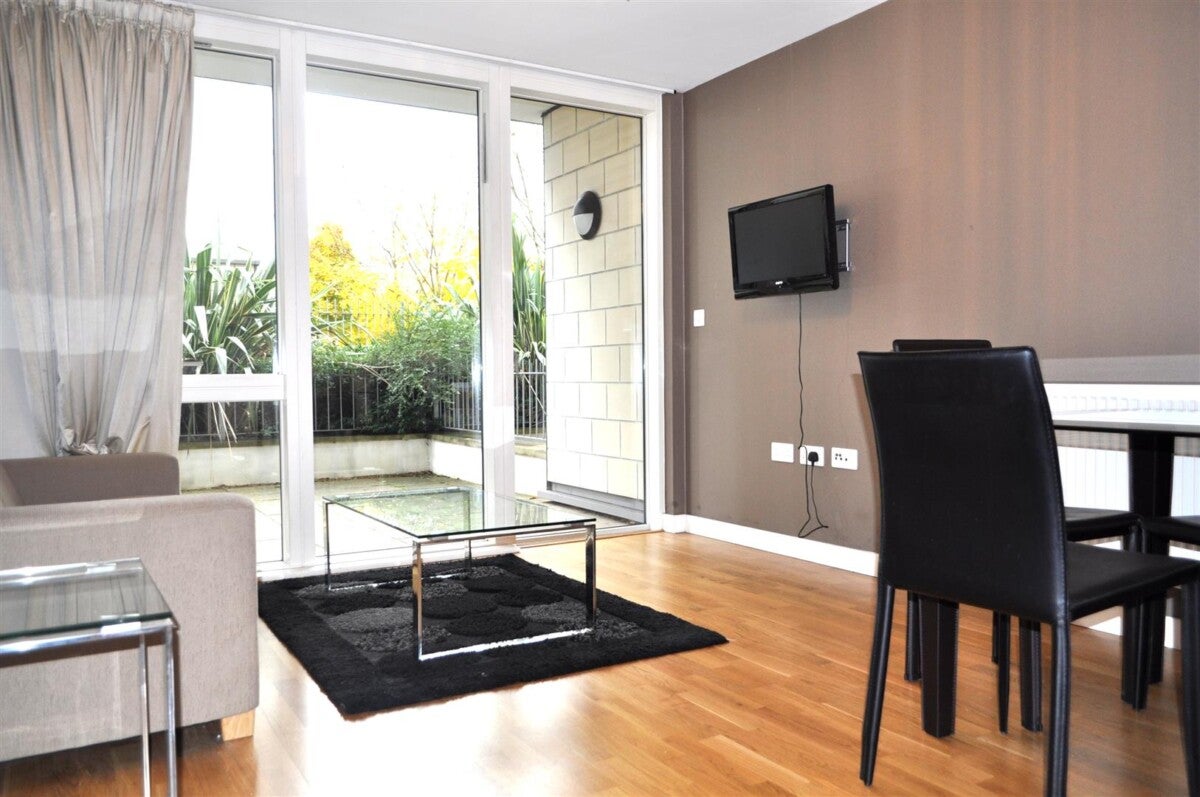 Flat Burford Road in Greater London