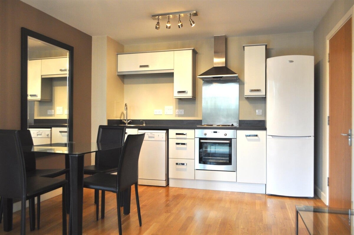 Flat Burford Road in Greater London