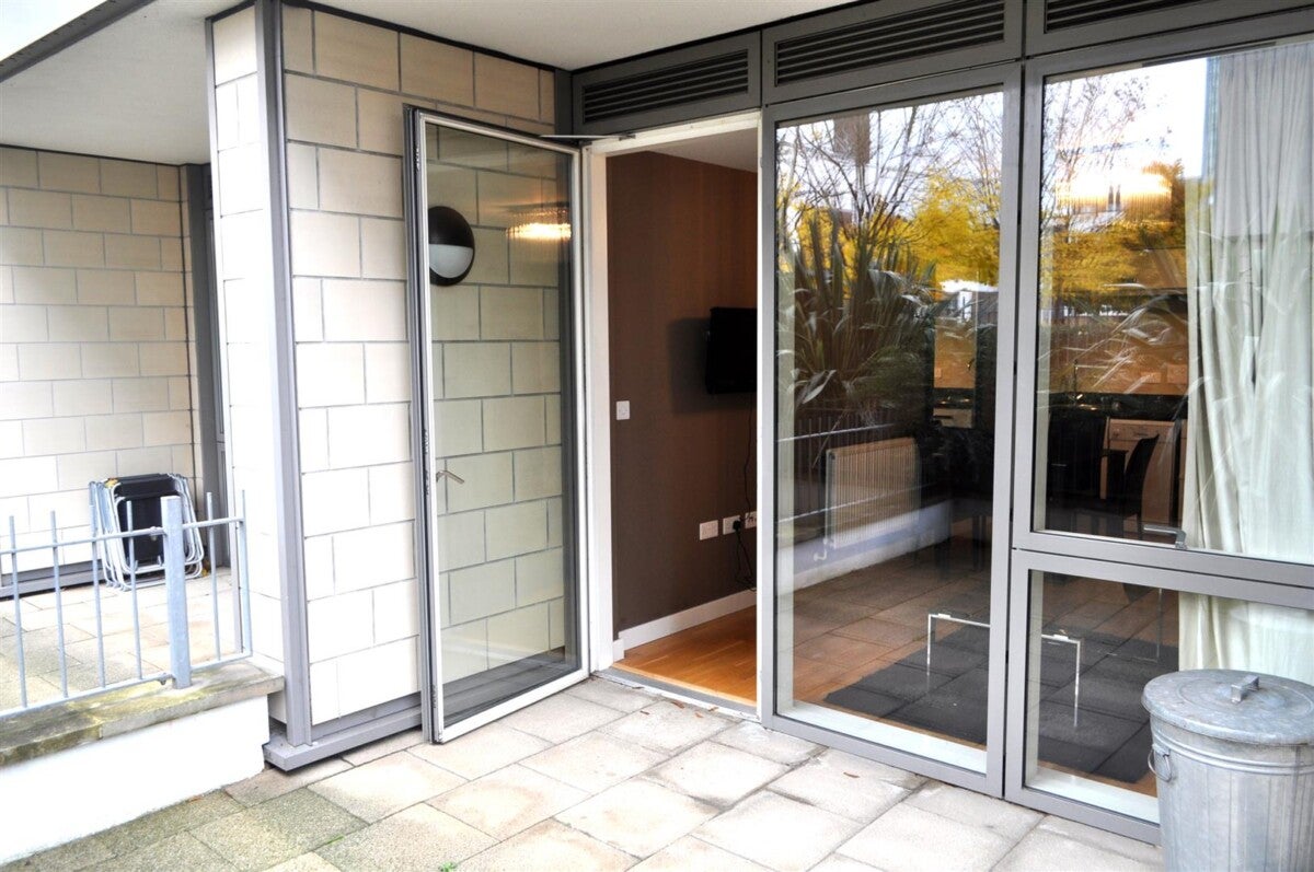 Flat Burford Road in Greater London