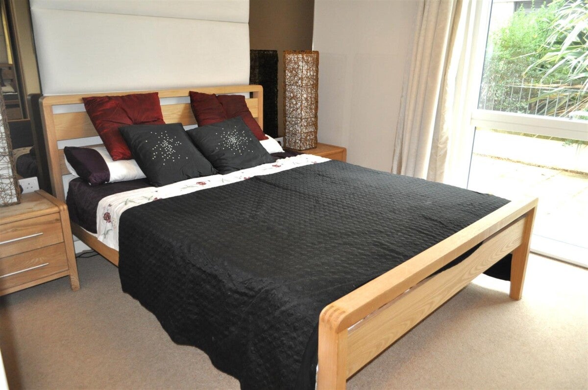 Flat Burford Road in Greater London