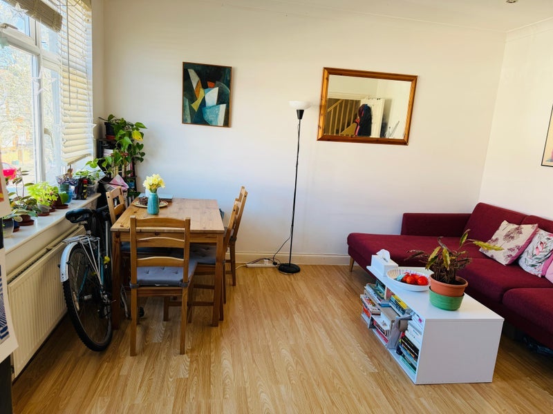 Room Links Road in Greater London