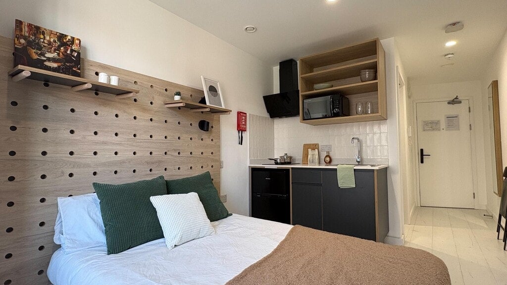 Flat Commercial Road in Greater London