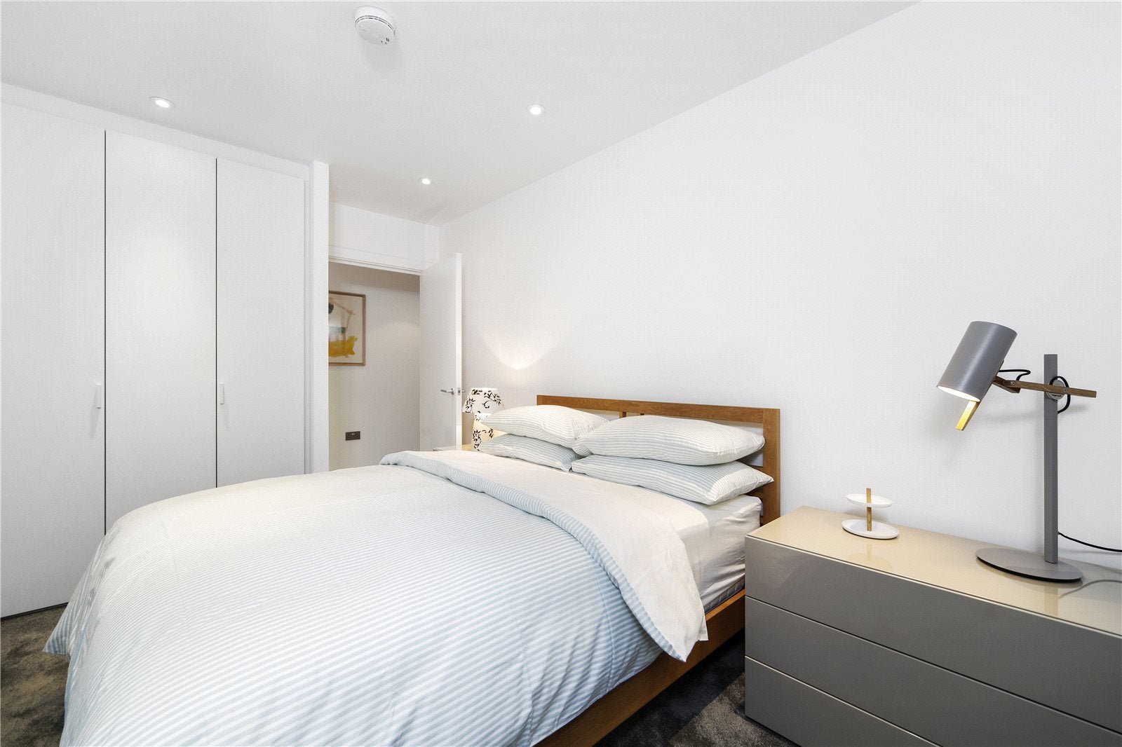 Flat Wenlock Road in Greater London