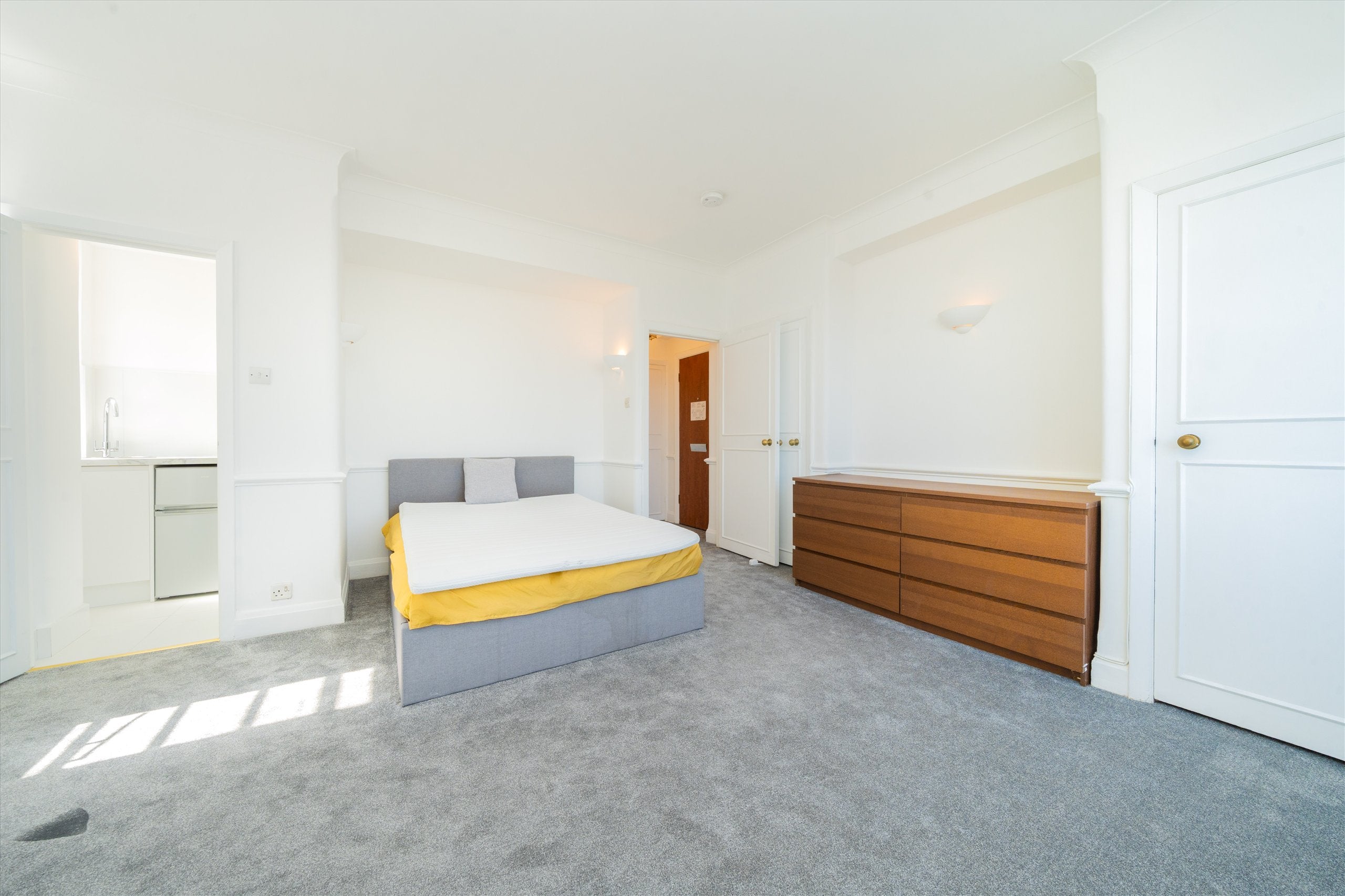 Flat Sloane Avenue in Greater London