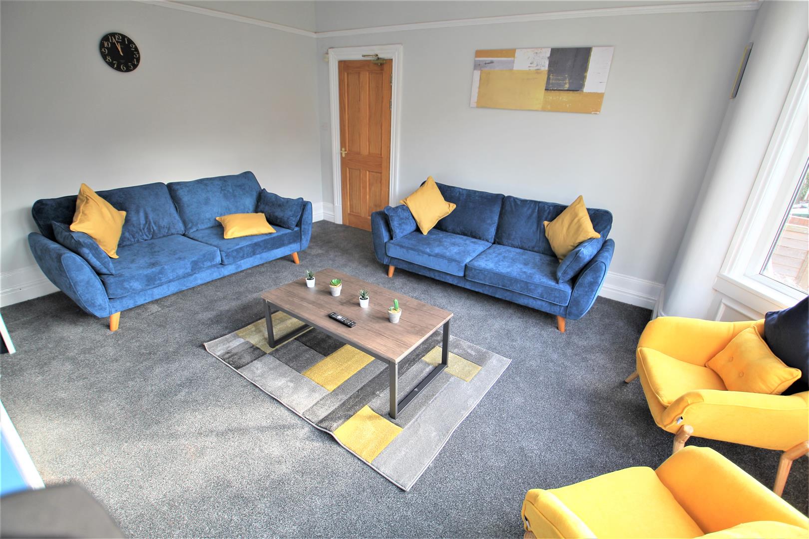 Room Estcourt Avenue in Leeds
