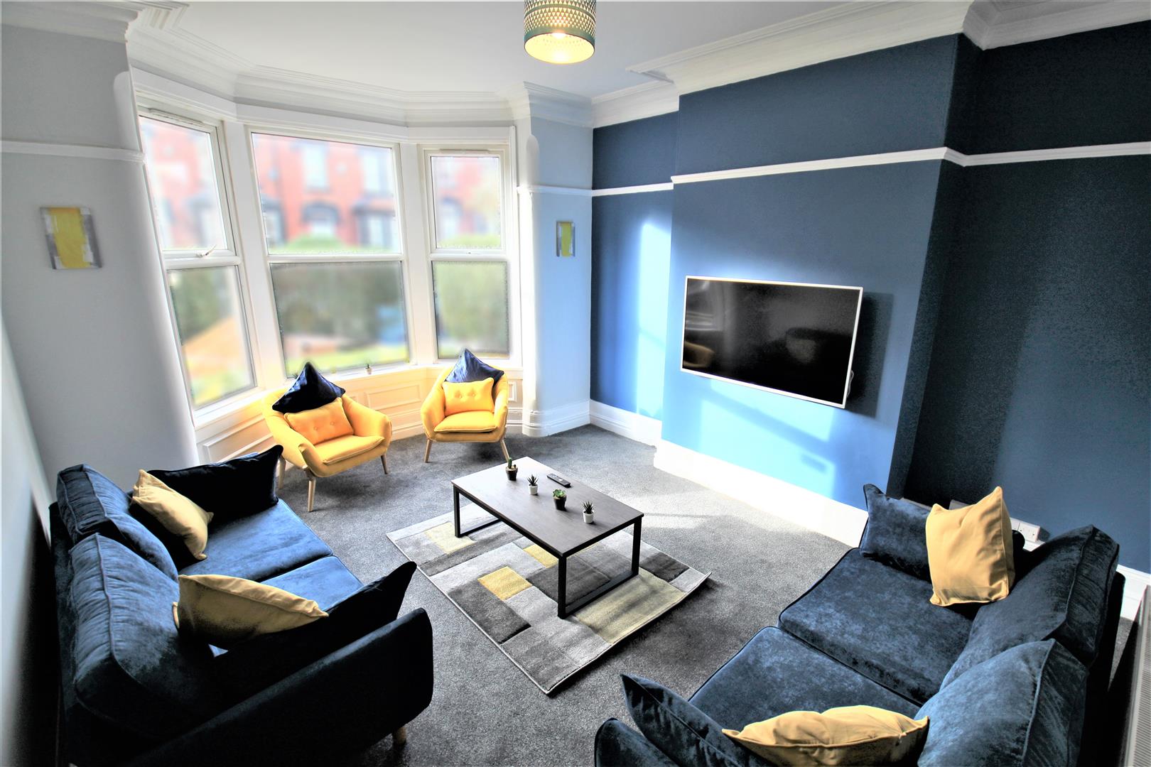 Room Estcourt Avenue in Leeds