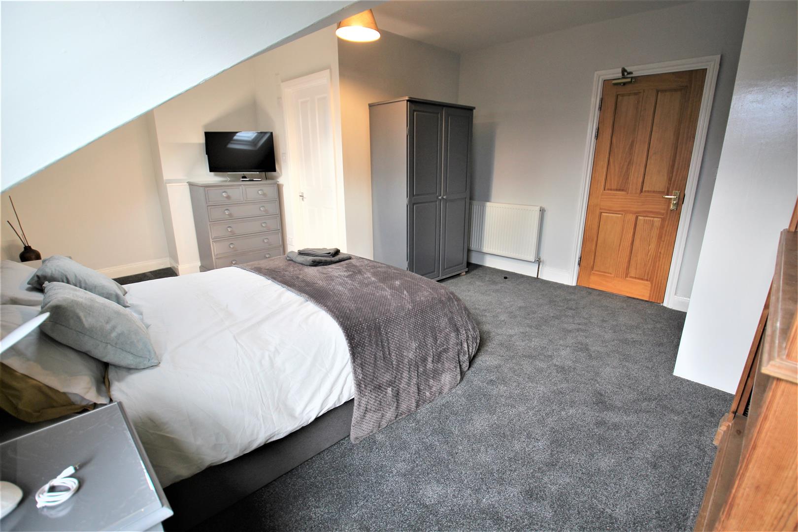 Room Estcourt Avenue in Leeds