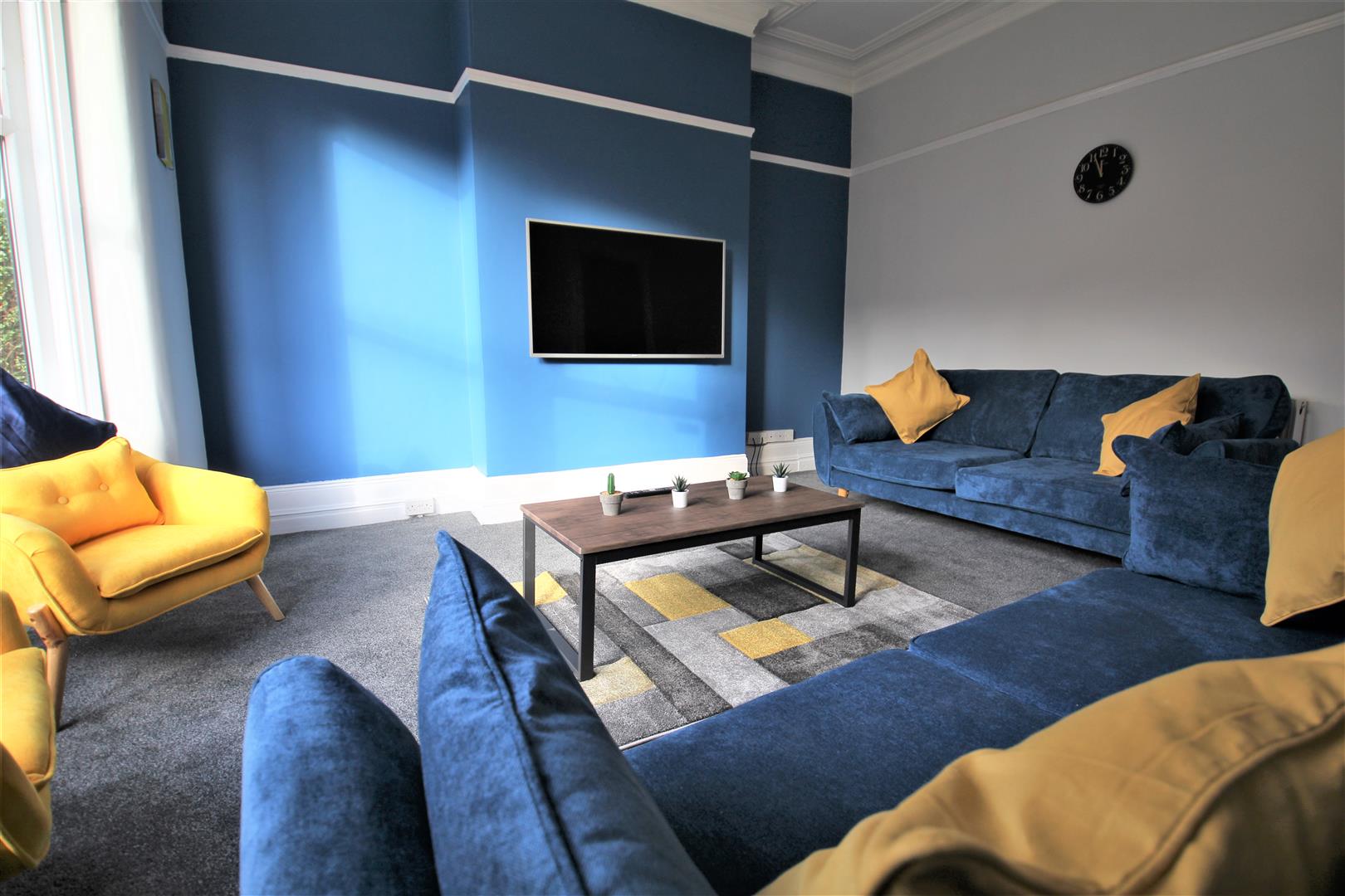 Room Estcourt Avenue in Leeds