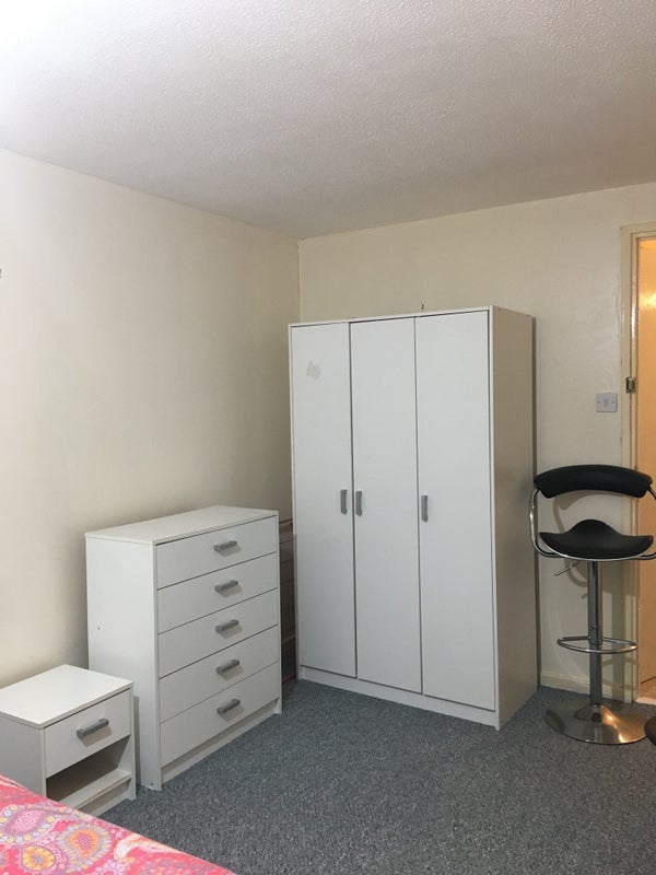 Room Carmel Close in Salford