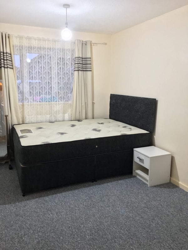 Room Carmel Close in Salford