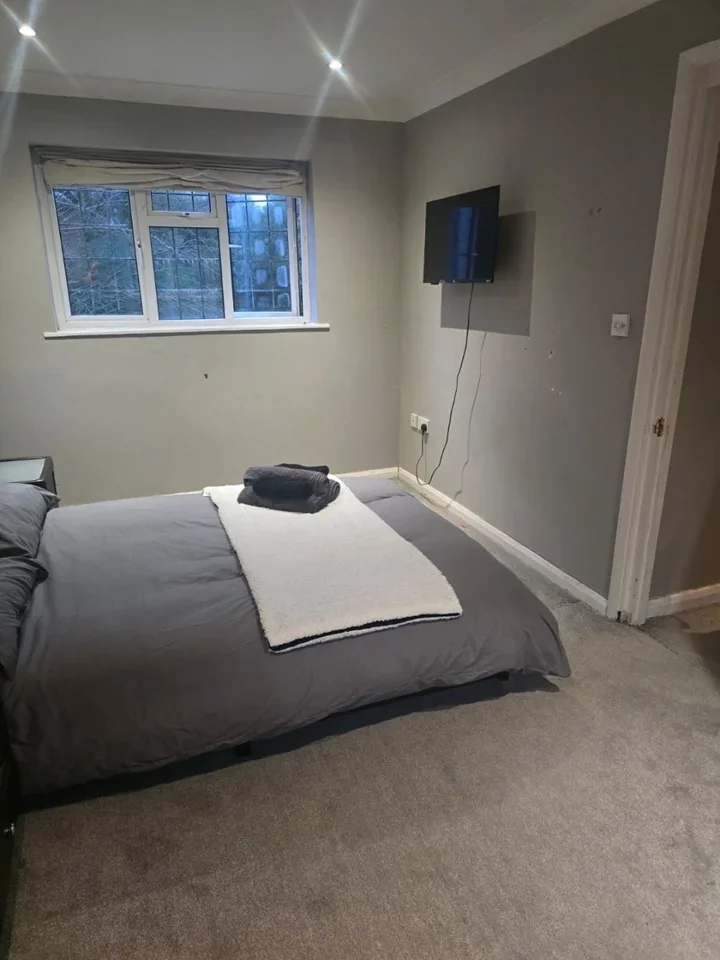 Room Byfleet Road in Elmbridge