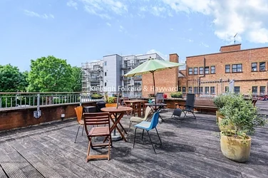Flat Hatherley Gardens in Greater London