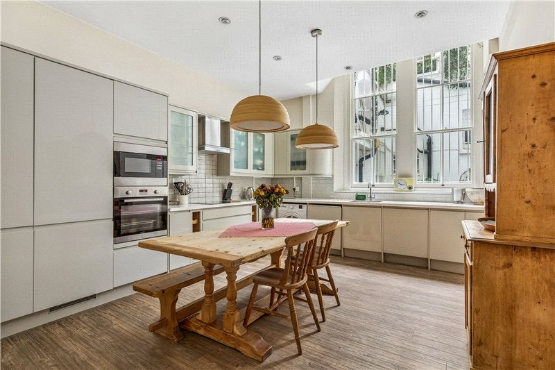 Flat Courtfield Gardens in Greater London