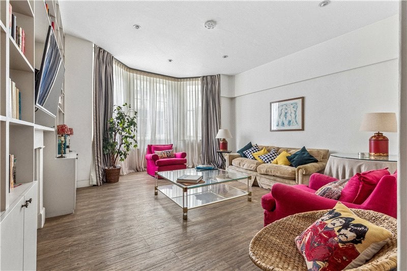 Flat Courtfield Gardens in Greater London